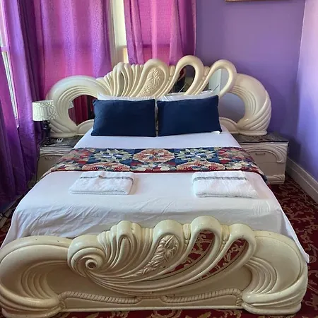 A Lavish Room In Queens